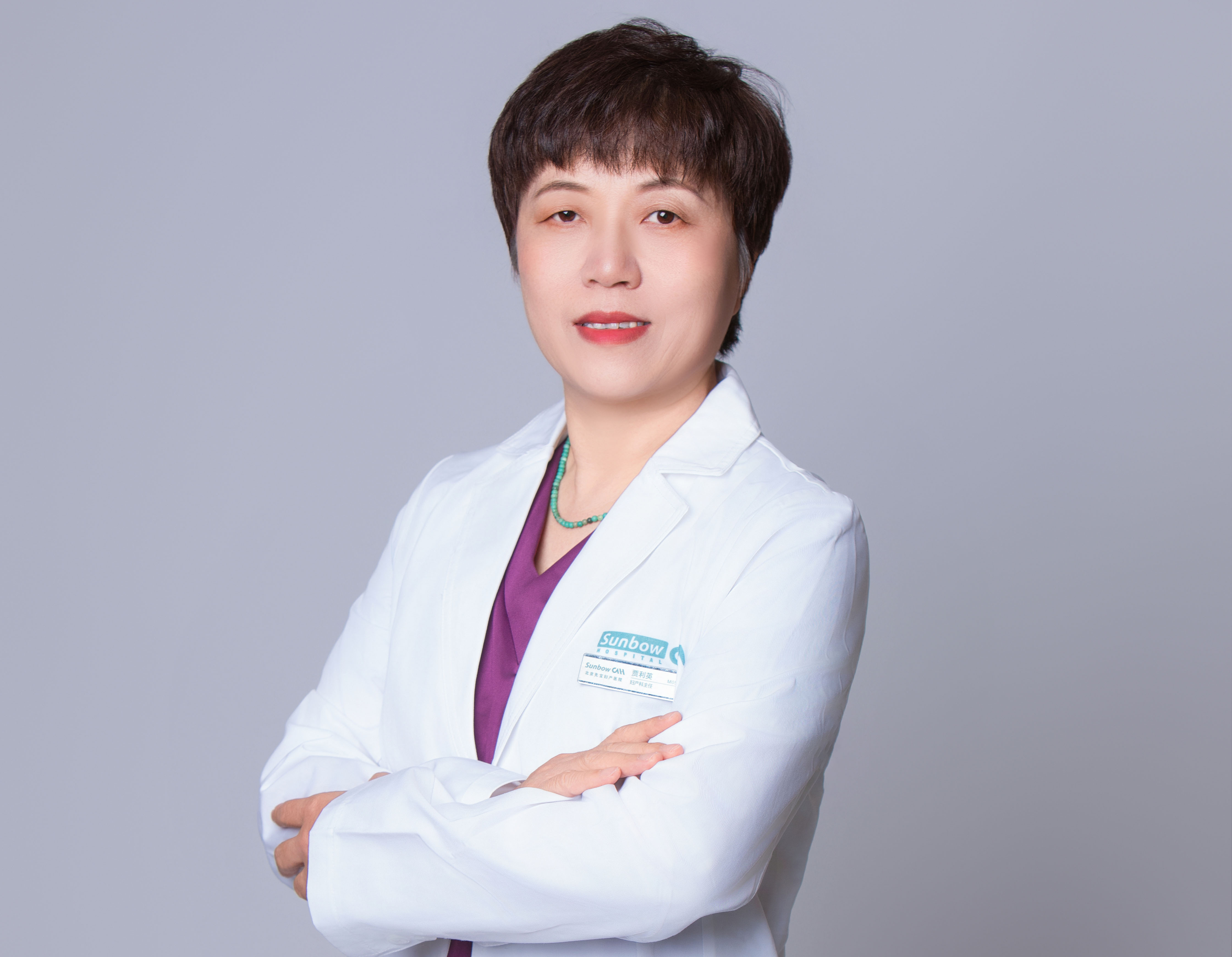 五十岁左右男性医生头像，穿白色医生制服，佩戴听诊器，蓝色背景，体现专业权威形象