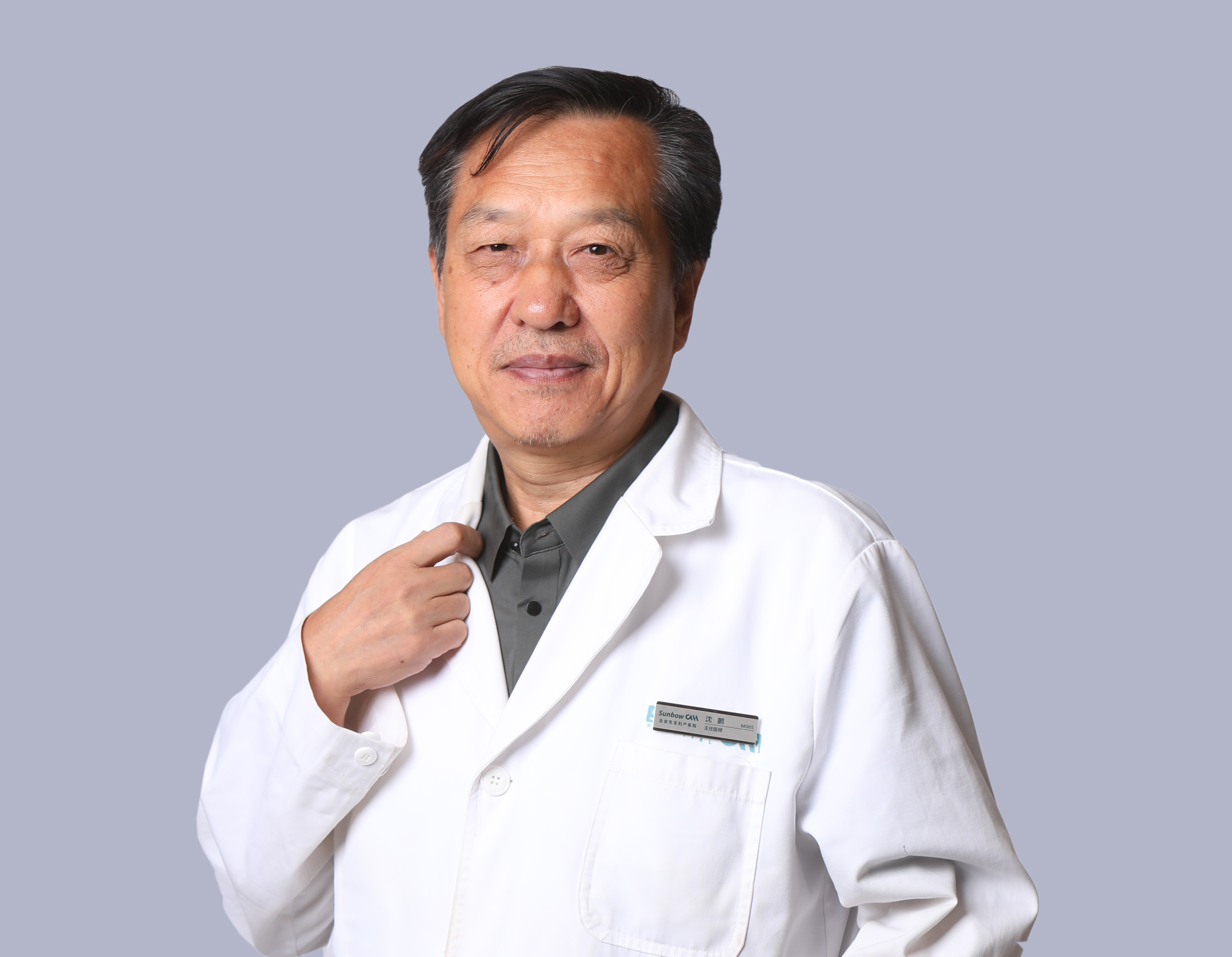 三十八岁左右女性医生头像，穿白色医生制服，佩戴胸卡，温和微笑，体现亲和专业形象