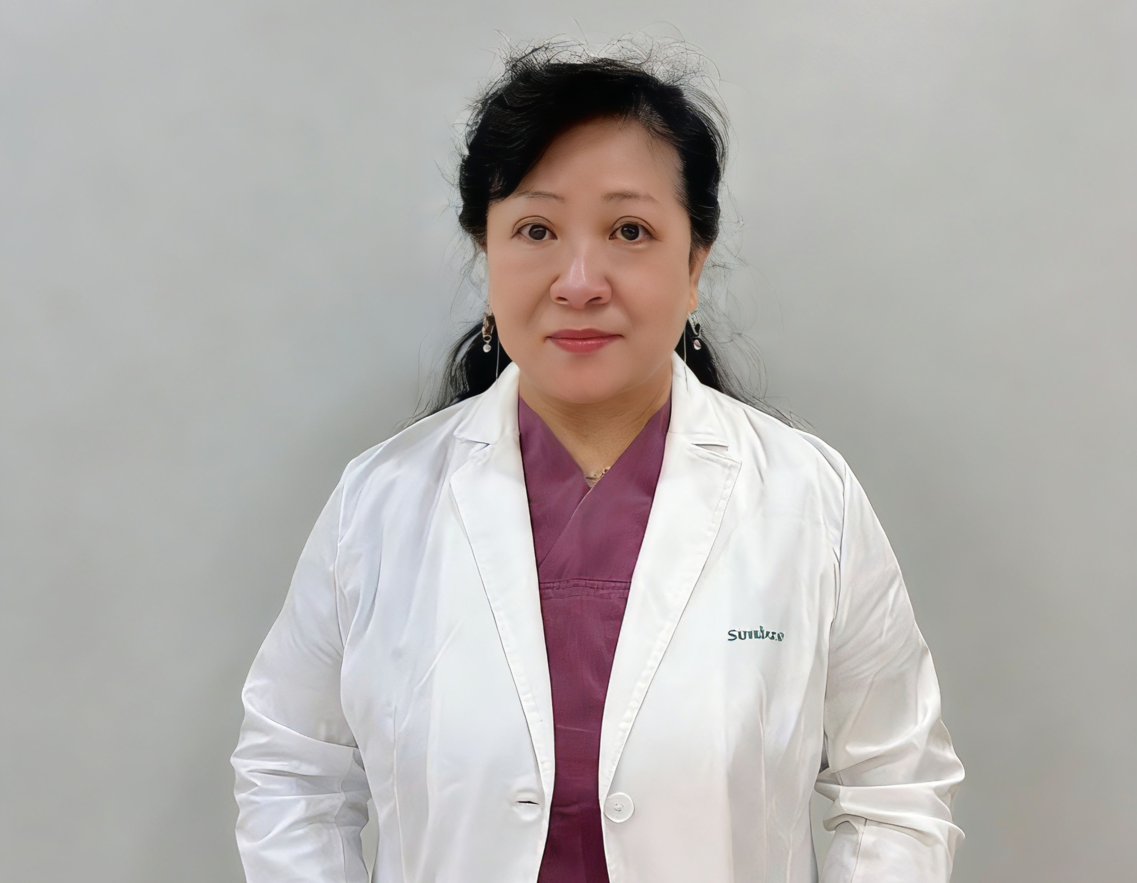 四十五岁左右女性医生头像，穿白色医生制服，佩戴胸牌，温和微笑，体现亲切专业形象