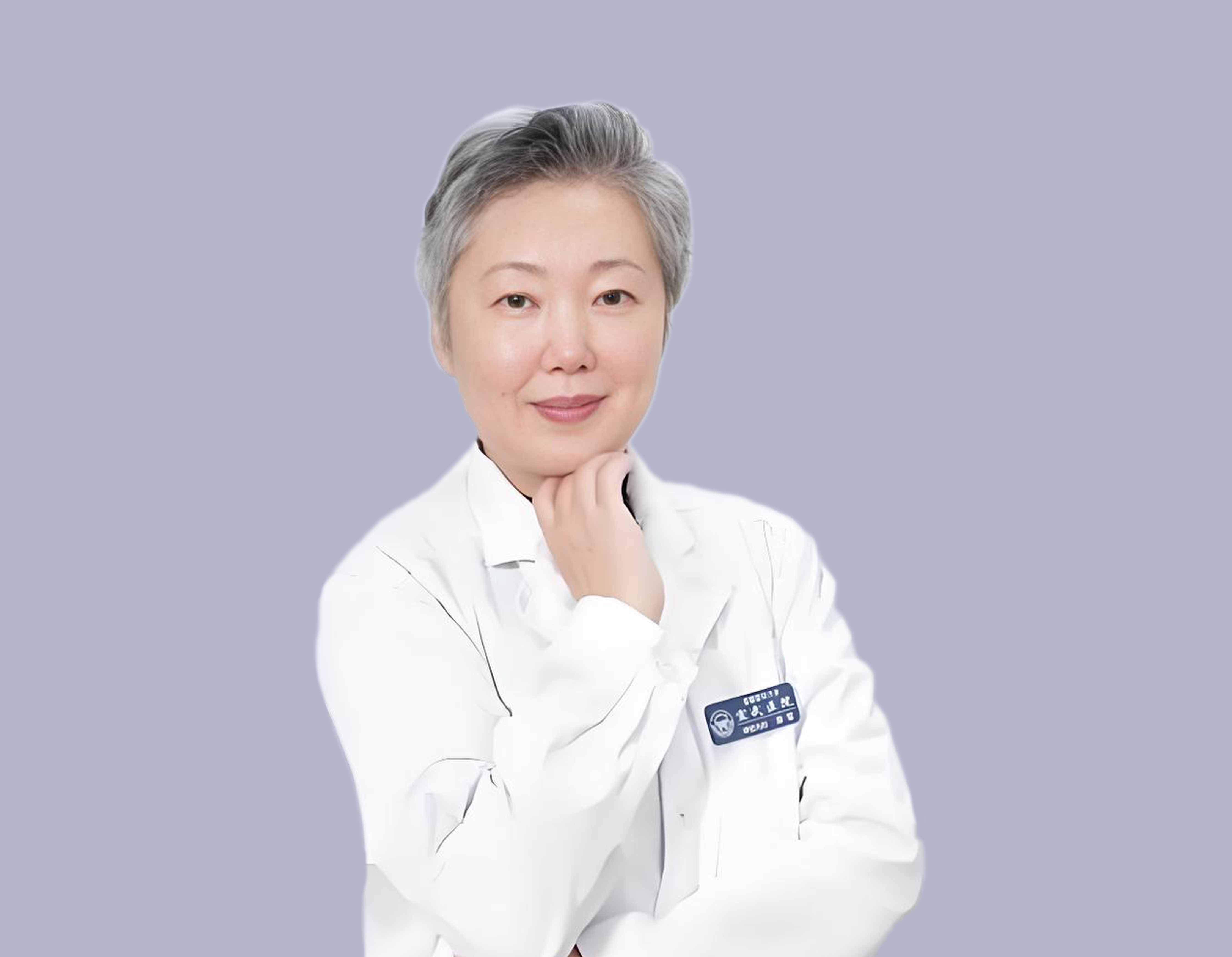 三十五岁左右女性医生头像，穿白色医生制服，佩戴胸牌，温和笑容，体现亲切专业形象